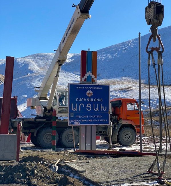 Ermənilər Kəlbəcərin girişindəki lövhəni sökür – FOTO