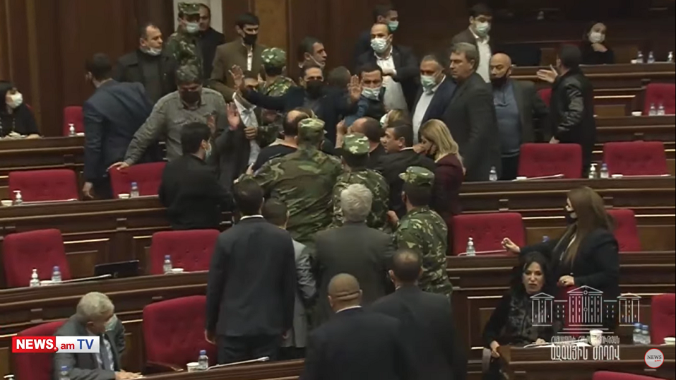 Ermənistan parlamentində dava - VİDEO