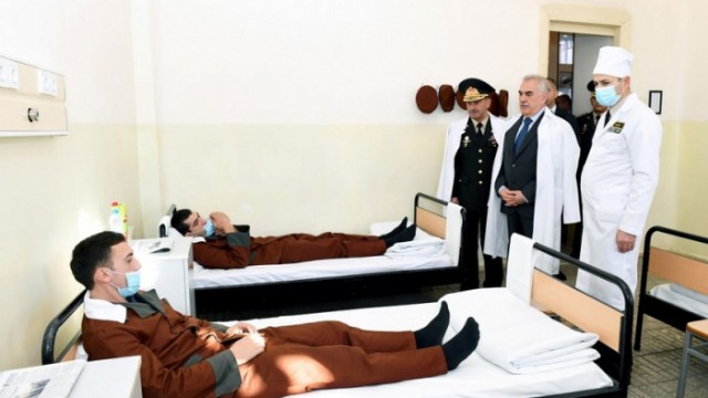 Vasif Talıbov yaralı hərbçilərə baş çəkdi - FOTO