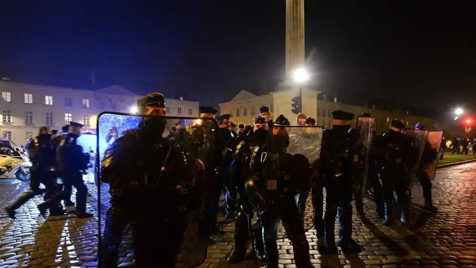 Fransada onlarla polis yaralandı