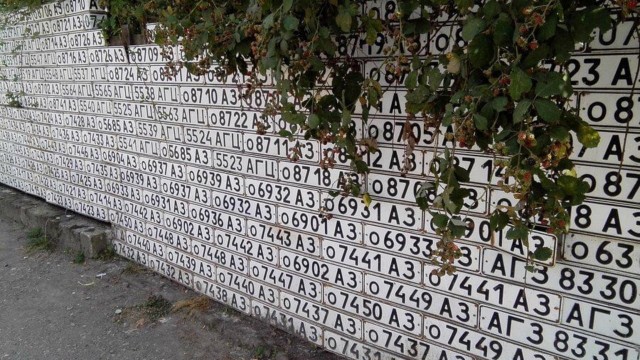 Kəlbəcərdə Azərbaycan maşın nömrələrindən ibarət divar aşkar olundu - FOTO