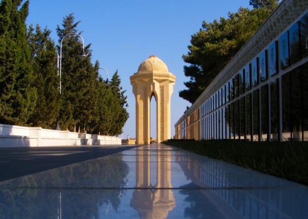 Azərbaycan xalqı Şəhidlər xiyabanını ziyarət edir
