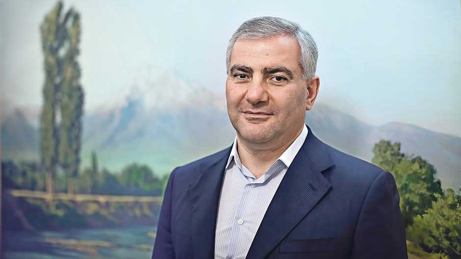 Dünyanın ən varlı ermənisi Paşinyanı istefaya SƏSLƏDİ