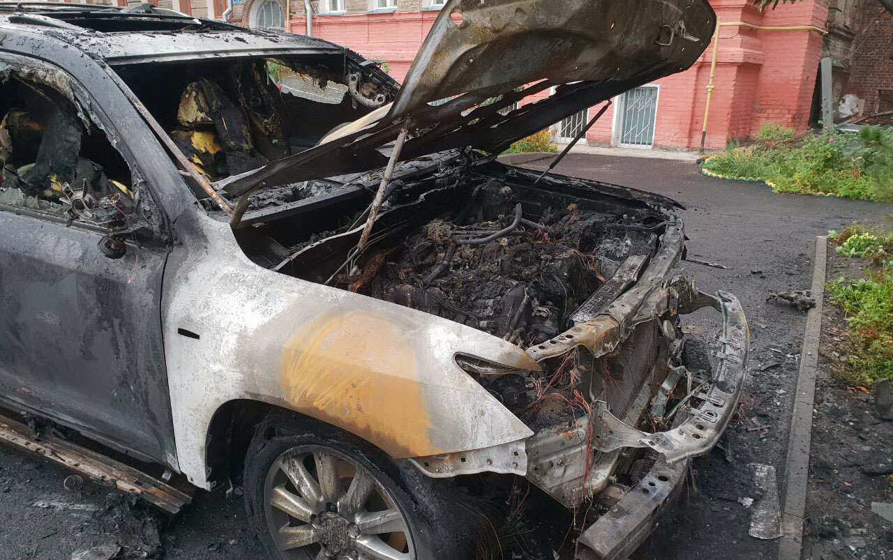 “Lexus” hasara çırpılıb yandı