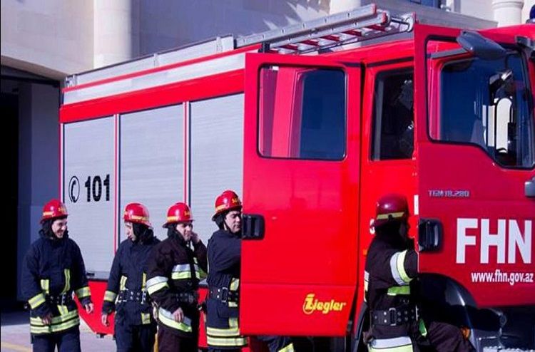 Bakıda çoxmərtəbəli bina yandı - 12 nəfər təxliyə olundu