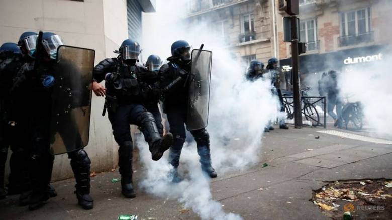 Parisdə gərginlik - etirazçılar polisi daşa tutdu