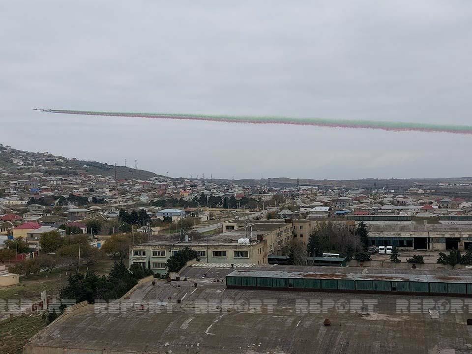 Hərbi təyyarələr Qələbə paradına hazırlıq uçuşları keçirdi - FOTOLAR