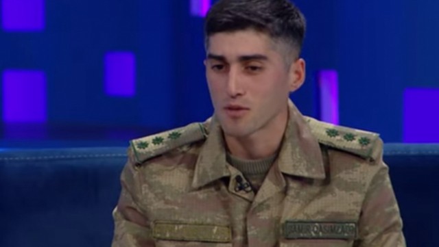 Yanan tankı əlləri ilə söndürən baş leytenant - VİDEO