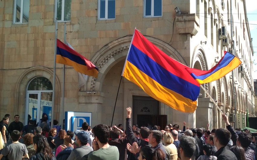 Ermənistanda etirazçılar Müdafiə Nazirliyinə gedən yolu BAĞLADILAR