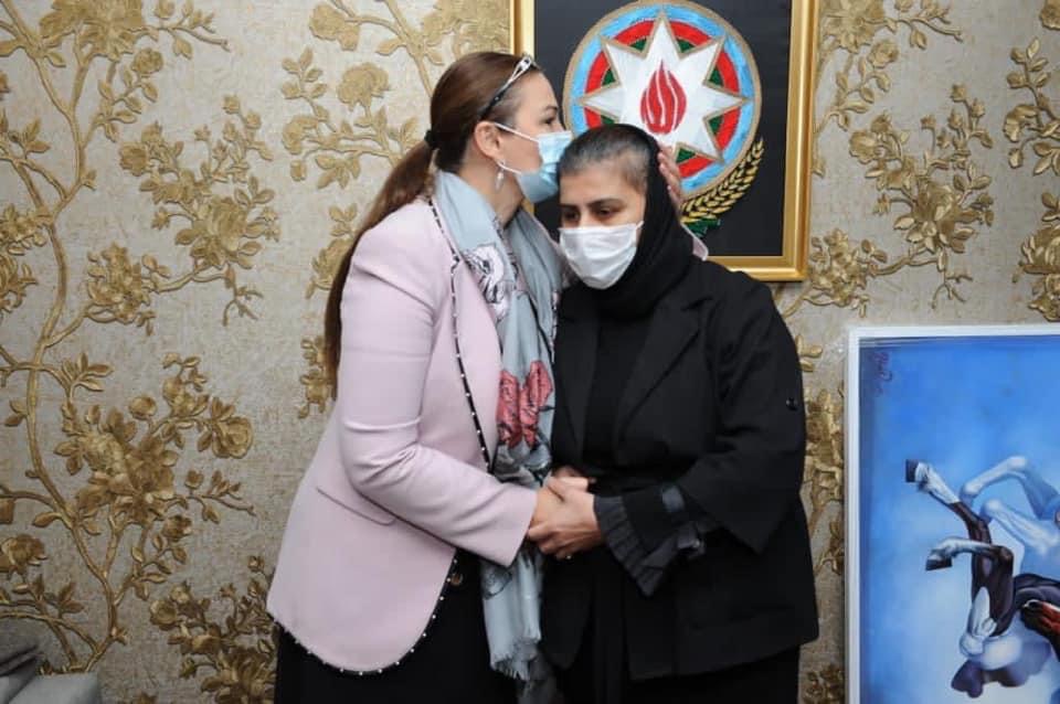 Qənirə Paşayeva şəhidlik müavinətini Orduya köçürən ana ilə görüşdü - FOTO