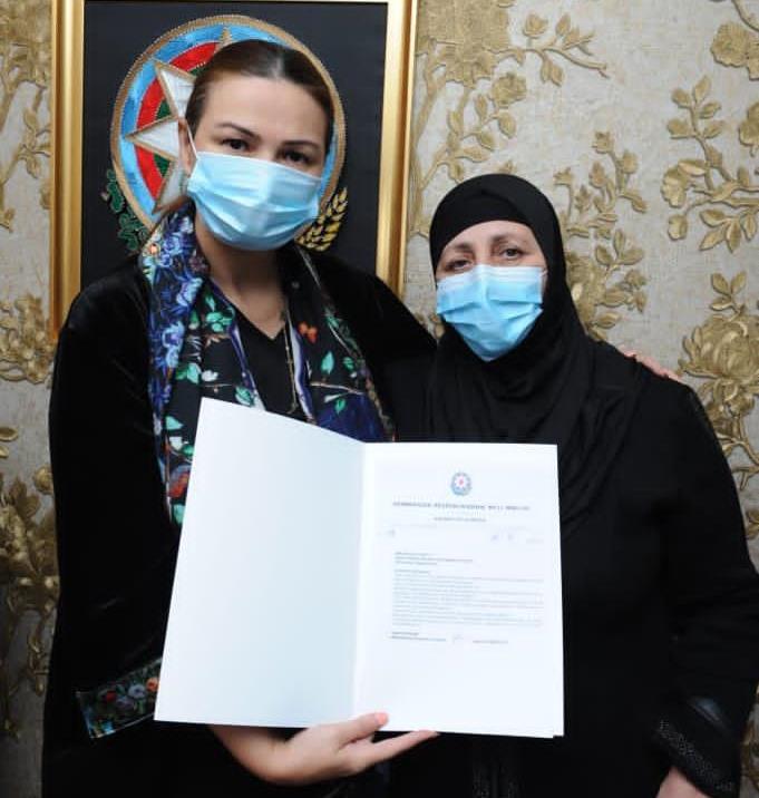 Qənirə Paşayeva 2 oğlunu şəhid verən ana ilə görüşüb