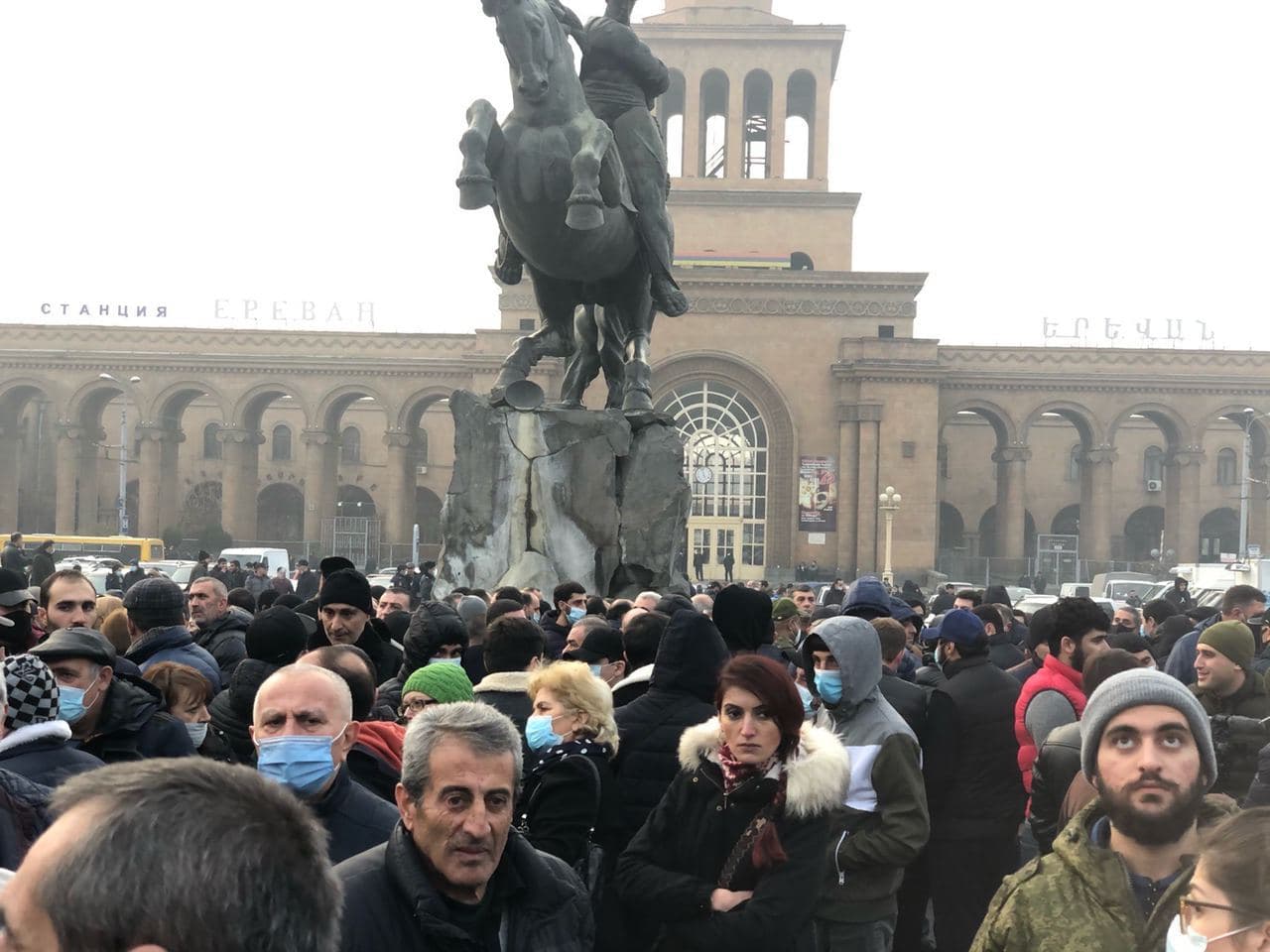 Yerevanda Paşinyana qarşı daha bir izdihamlı mitinq başladı