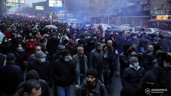 İrəvanda Paşinyan əleyhinə növbəti yürüş