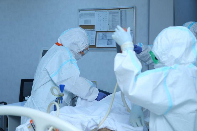Koronavirus xəstələrinin adı niyə 14 gündən sonra sistemdən çıxarılır? - Rəsmi cavab