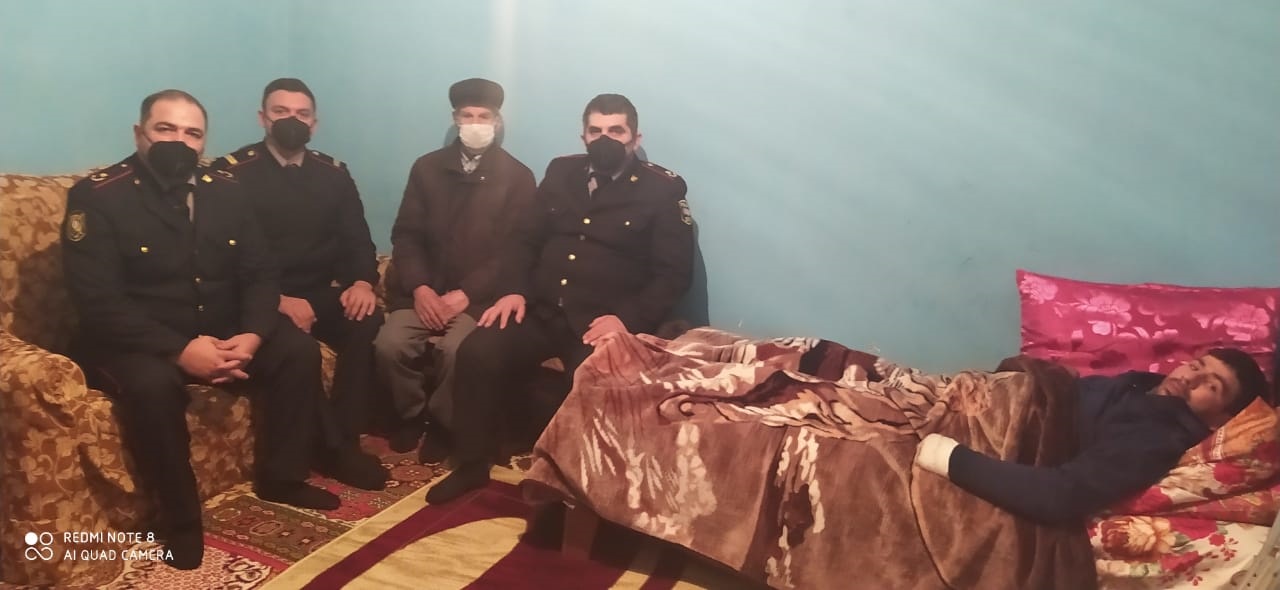 Polislər qazi Elşad Mikayılovu ziyarət ediblər - FOTOLAR