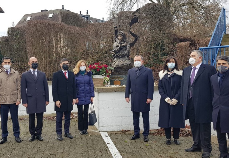 Ceyhun Bayramov Xurşidbanu Natəvanın abidəsini ziyarət etdi - FOTO