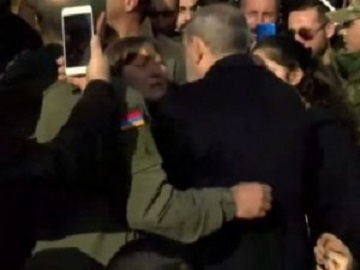“Sənin oğlun burada, mənim isə qəbirdə...” - erməni qadından Paşinyana etiraz