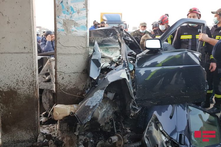 Ucarda avtomobil dayanacağa çırpılıb, iki nəfər ölüb