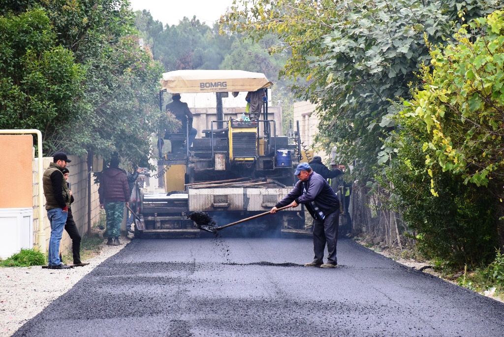 Naftalanda asfaltlanma işləri davam etdirilir - FOTOLAR  