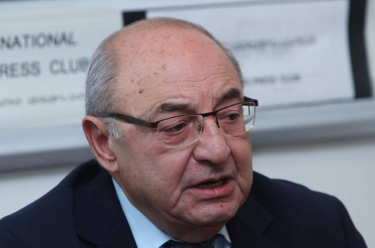 Yerevan polisi müxalifət liderinin evinə daxil oldu