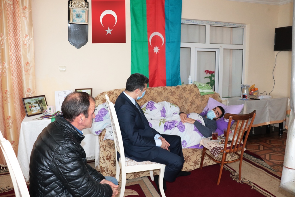 Naftalanın icra başçısı Qarabağ qazilərinin bir qismini evlərində ziyarət edib - FOTO