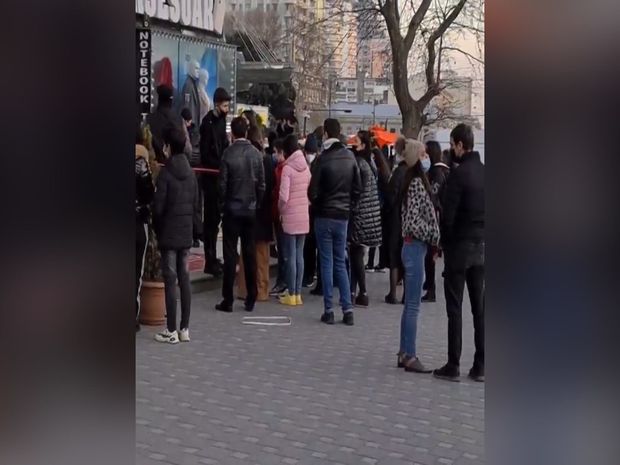 “Onlayn” mağazanın qarşısında növbə yarandı - VİDEO