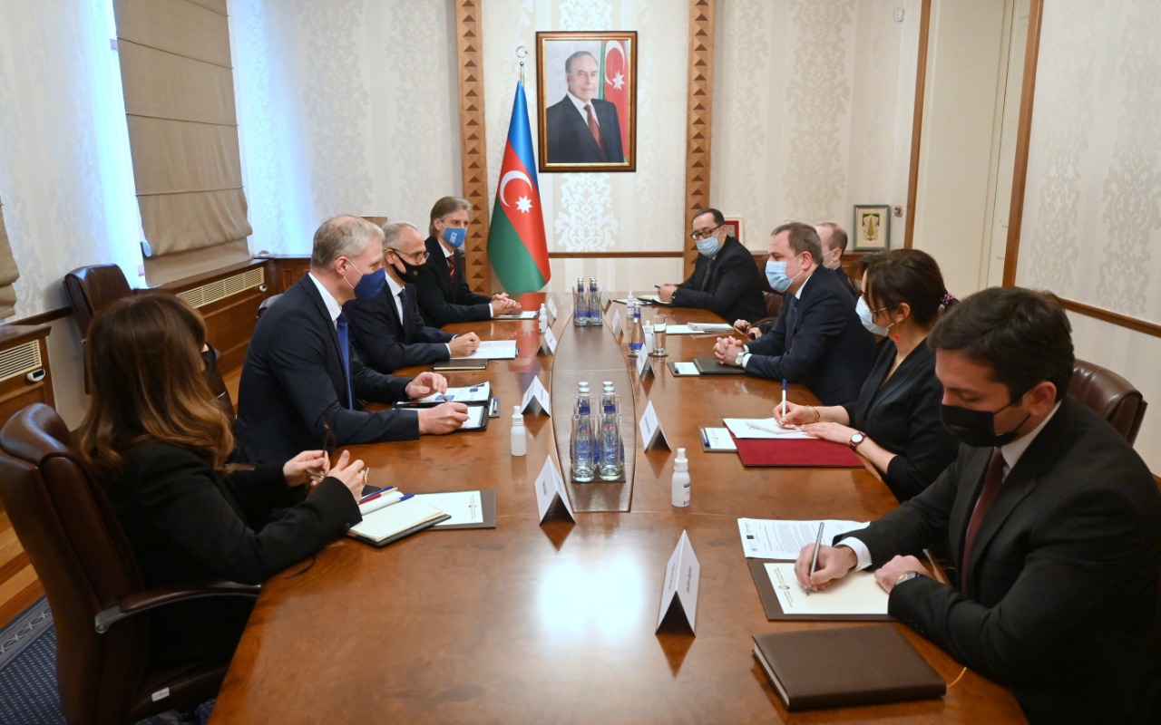 Ceyhun Bayramov diplomatlarla Qarabağda bərpa işlərini müzakirə etdi