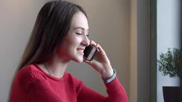 Azərbaycanda qadınların 70,8 faizi telefon telefon işlədir