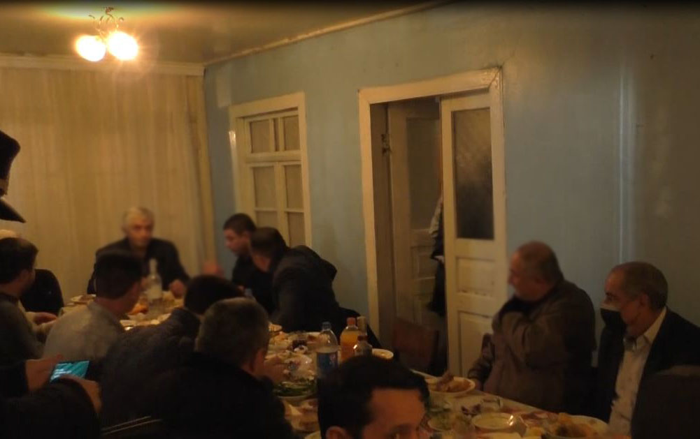 Oğluna toy etmək istəyən ata və qohumlar polisə aparıldı