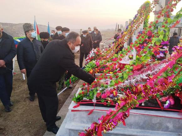 Goranboyun icra başçısı şəhidlərin məzarını ziyarət edib - FOTOLAR