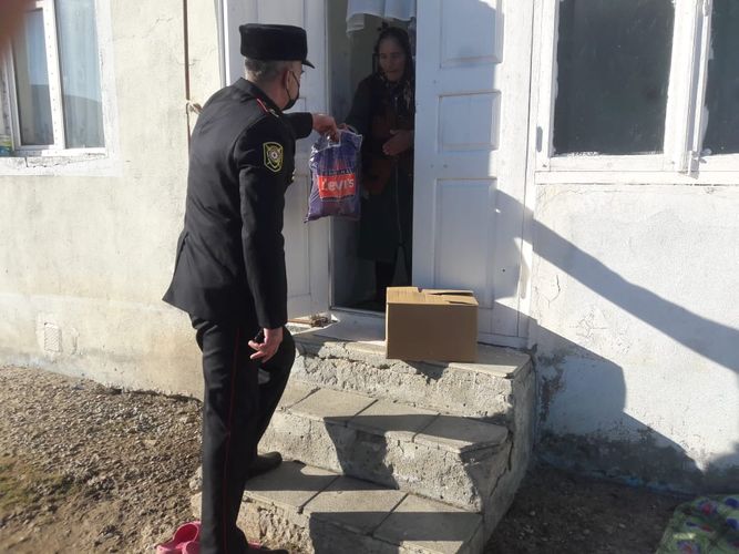 Xocalının Polis Şöbəsinin əməkdaşları bayram sovqatı paylayıb - FOTO 