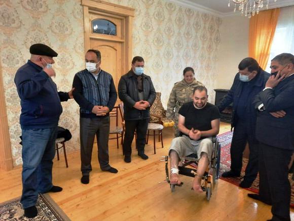 İcra başçısı vətən müharibəsi qazisini evində ziyarət edib - FOTO
