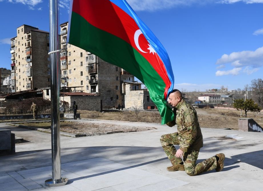 İlham Əliyev Şuşada Azərbaycan bayrağını ucaltdı - FOTO