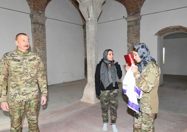Mehriban Əliyeva Yuxarı Gövhər Ağa məscidinə “Qurani-Kərim” apardı