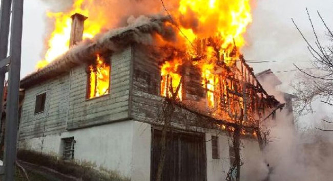 Şirvanda ev yandı