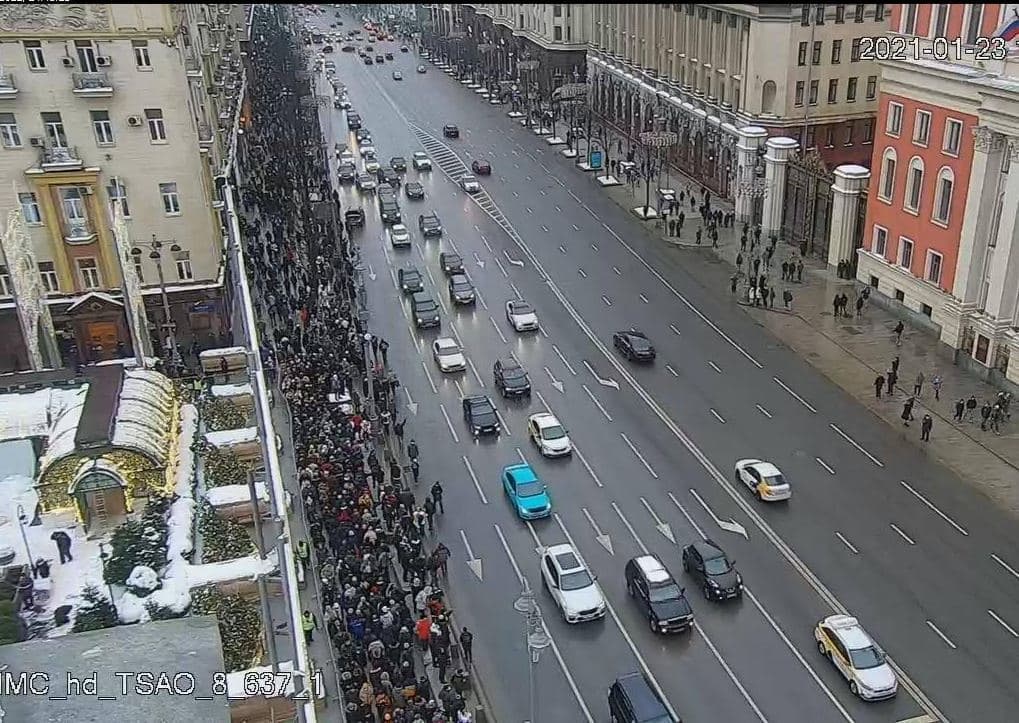 Moskvada minlərlə etirazçı Kremlə doğru İRƏLİLƏYİR