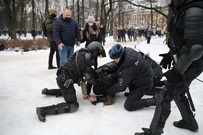 Navalnının tərəfdarları polislə toqquşdu: yaralananlar var