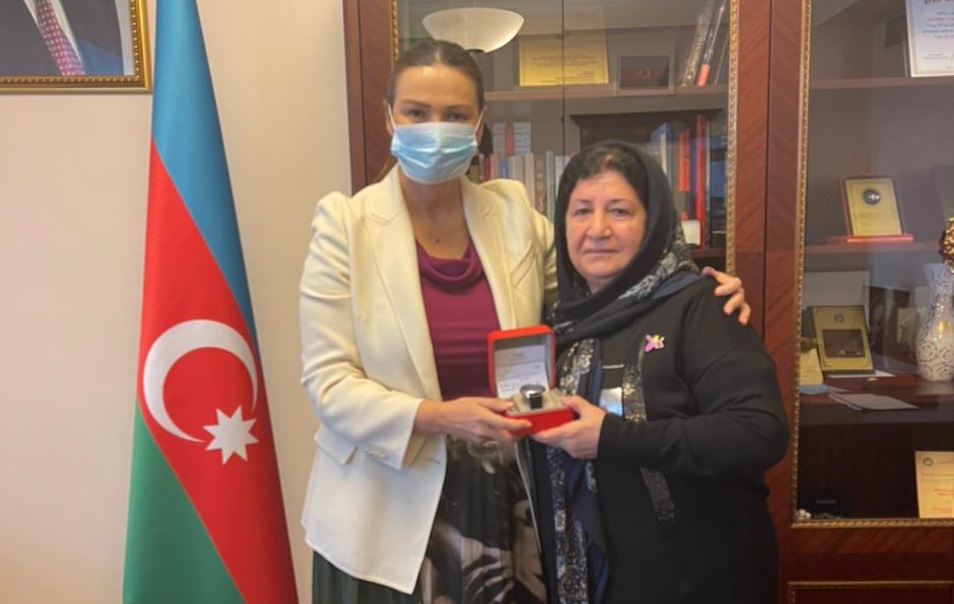 Qənirə Paşayeva Milli Qəhrəman anası ilə görüşdü