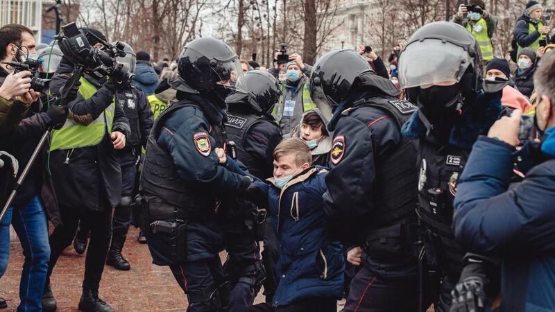 Moskvadakı mitinqdə ən çox gənclər saxlanılıb