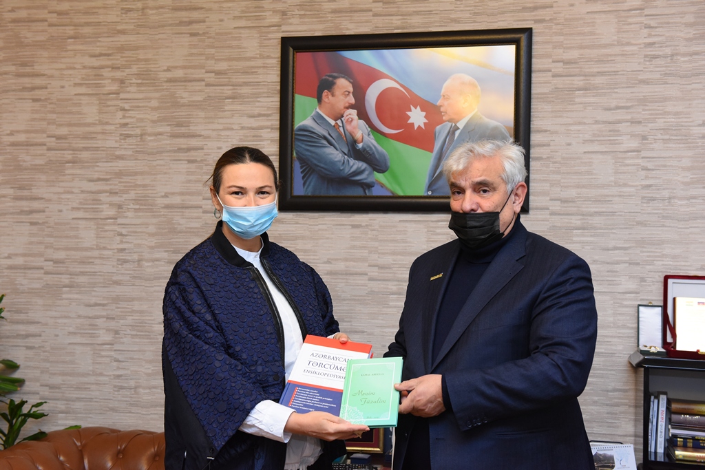 Deputat Kamal Abdullanı yubileyi münasibətilə təbrik edib