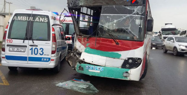 Sərnişin avtobusu betonqarışdıran maşınla toqquşdu
