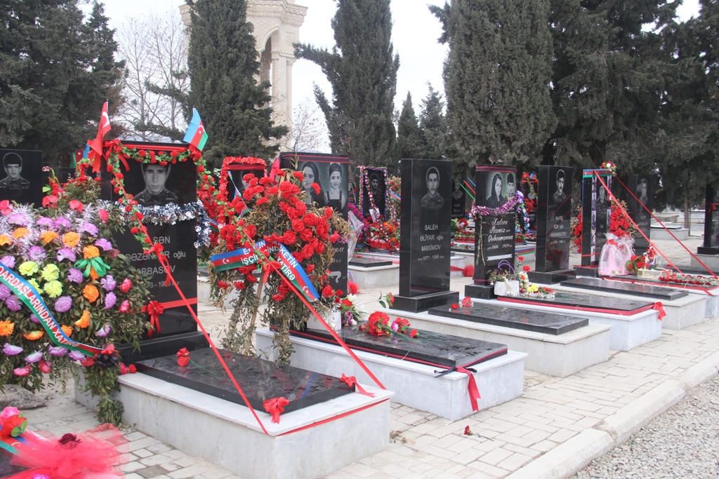 Gəncədə şəhidlərin xatirəsinə daim ehtiram göstərilir - FOTO
