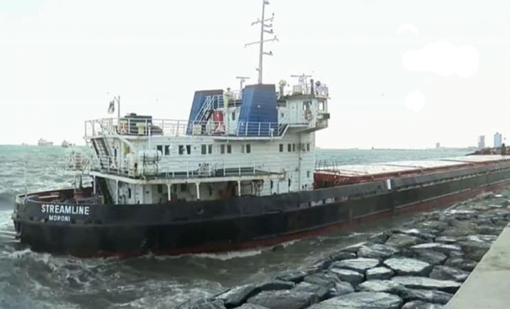 İstanbulda yük gəmisi saya oturdu