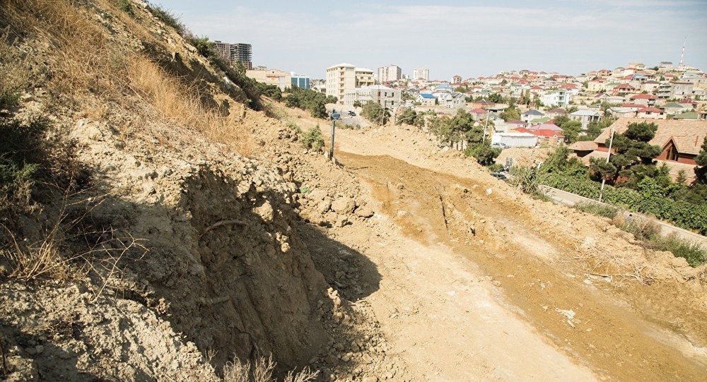 Badamdarda sürüşmə davam edir