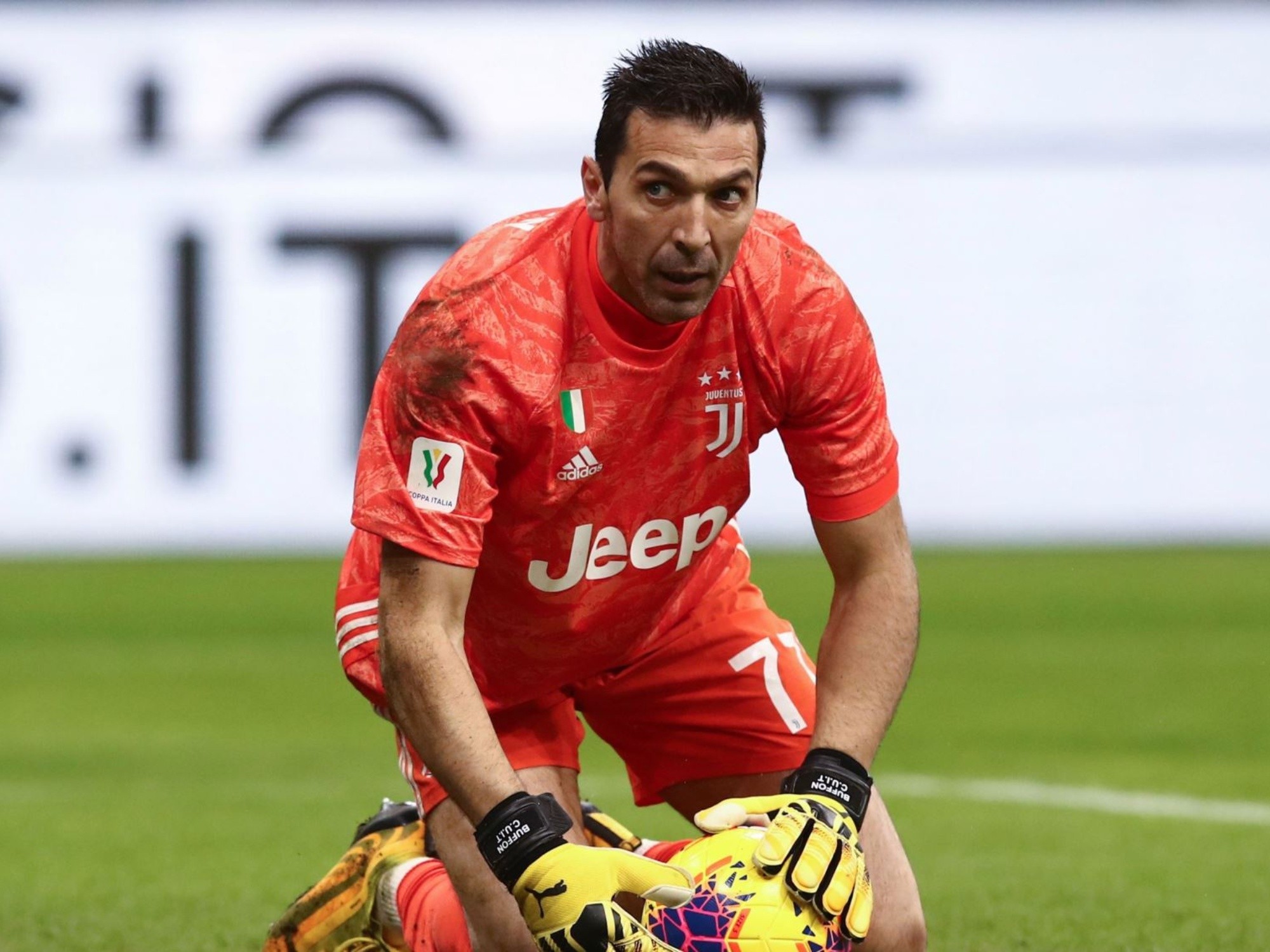 Buffon karyerasında 1100-cü oyuna çıxdı