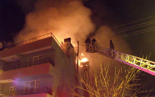 Bakıda yaşayış binasında yanğın - zəhərlənən var