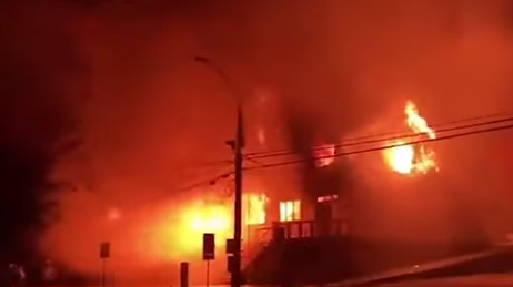 Bu ölkədə xalq polis binalarına od vurdu - VİDEO