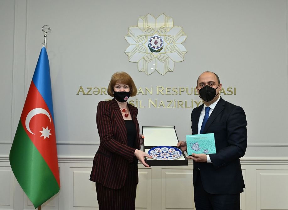 Təhsil naziri Vendi Mortonla müzakirələr apardı