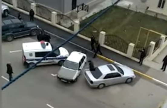 Bakıda polis qaçan şəxsə atəş açdı – VİDEO