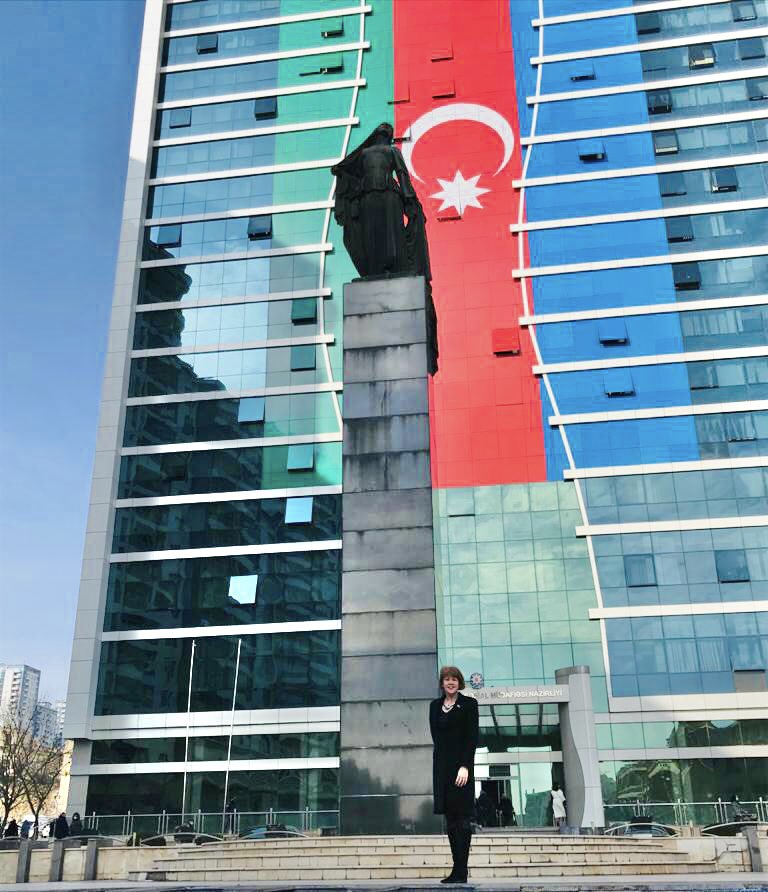 Britaniyalı nazir “Azad qadın”ın heykəlinə baş çəkdi - FOTO